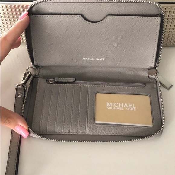 Michael Kors wristlet - Picture 3 of 4